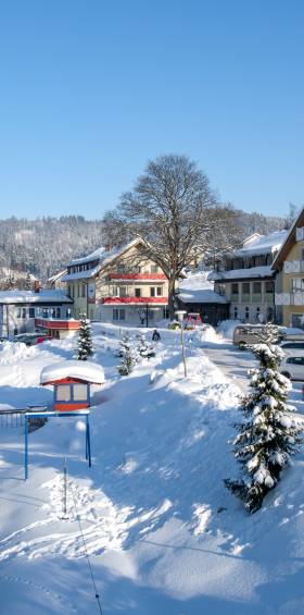 Hotel Mein Krug im Winter mit schneebedeckter Landschaft 