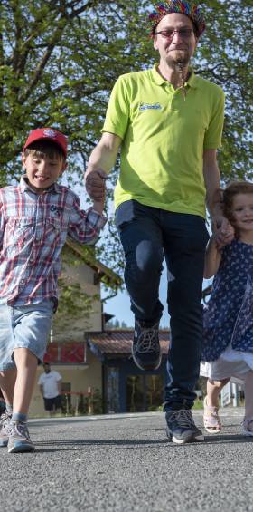 Kindergruppe mit Betreuer bei Outdoor-Aktivitäten im Familotel