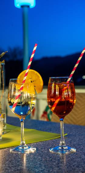 Zwei bunte Cocktails im Freien bei Abendstimmung, entspannte Atmosphäre im Familotel