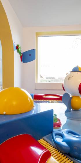 Kinderbecken mit buntem Spielzeug und Wasserelementen im Familotel Mein Krug