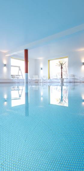 Hallenbad im Familotel Mein Krug mit großer Wasserfläche und einladendem Ambiente