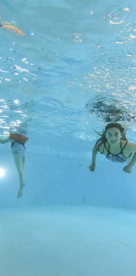 Kinder tauchen im Schwimmbad, spaßiges Unterwasserabenteuer