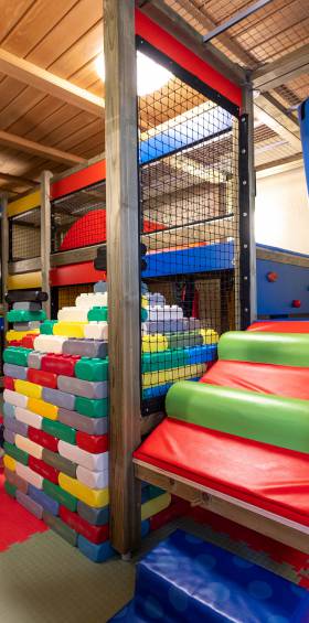 Indoor-Spielplatz mit weichen Bausteinen und Kletterstrukturen