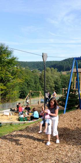 Überblick über den großen Abenteuerspielplatz im Freien, perfekt für Familien mit Kindern