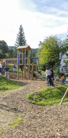 Übersicht über den großen Abenteuerspielplatz mit Schaukeln und Klettergeräten