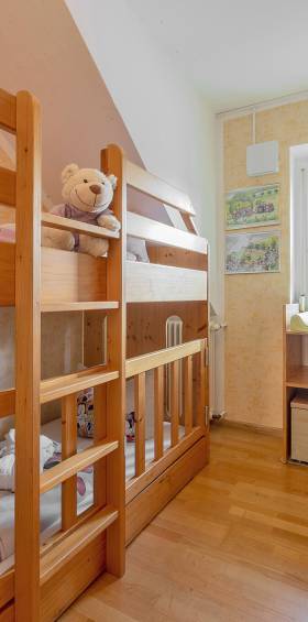 Geräumiges Kinderzimmer im 3-Raum-Apartment mit Etagenbetten.