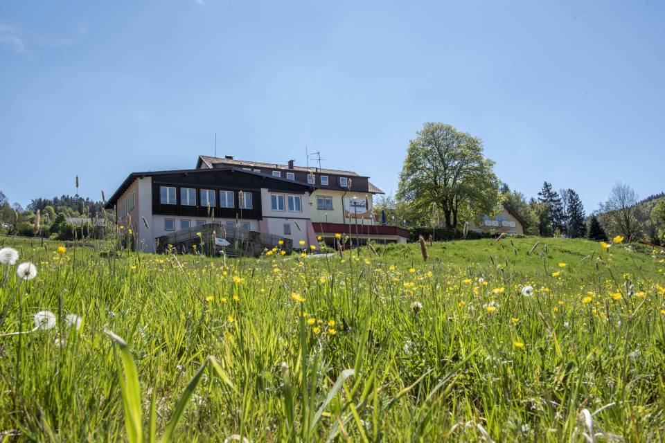 Das idyllisch gelegene Familotel Mein Krug im Fichtelgebirge