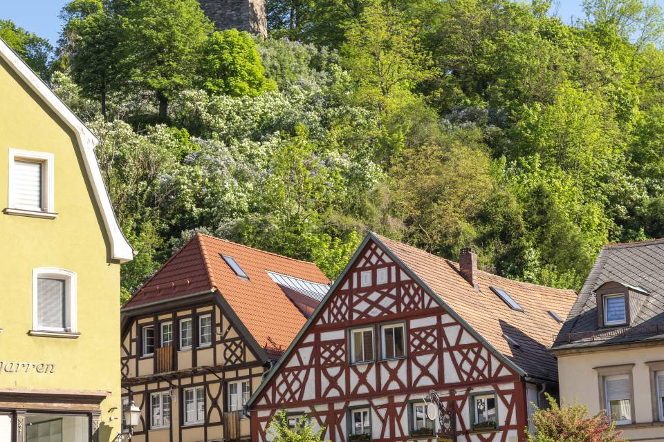 Historische Fachwerkhäuser und Burgturm bei einem Ausflug in die Umgebung des Fichtelgebirges