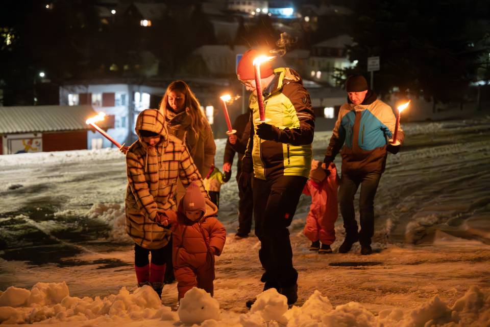 Gemeinsame Fackelwanderung mit der Familie im Winter