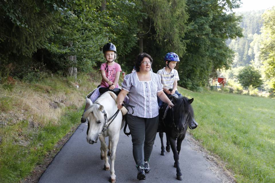 Ponyreiten mit zwei Kinder und einer Reitlehrerin