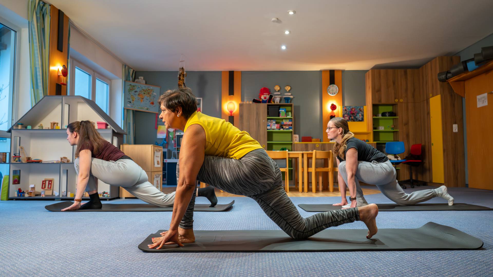 Frauen machen gemeinsam Yoga-Übungen