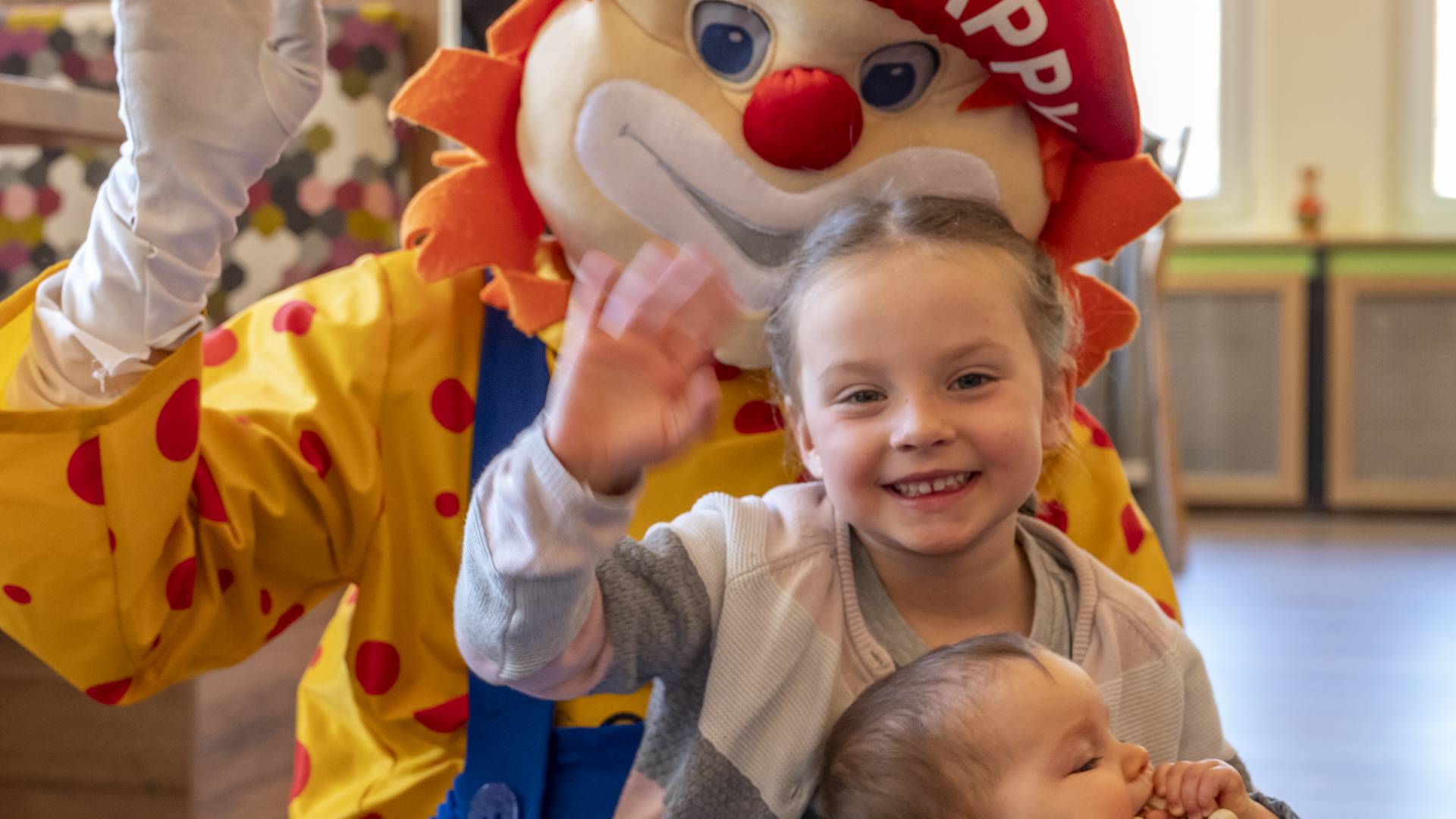  Kinder genießen Zeit mit Maskottchen Happy im Familotel