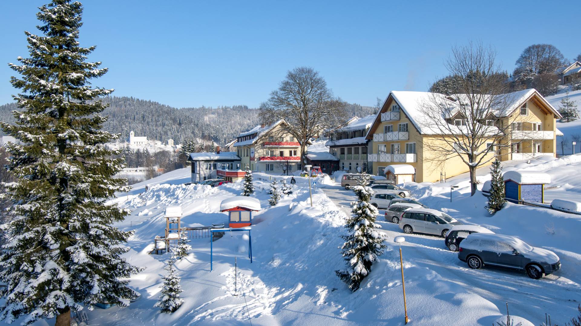 Hotel Mein Krug im Winter mit schneebedeckter Landschaft 