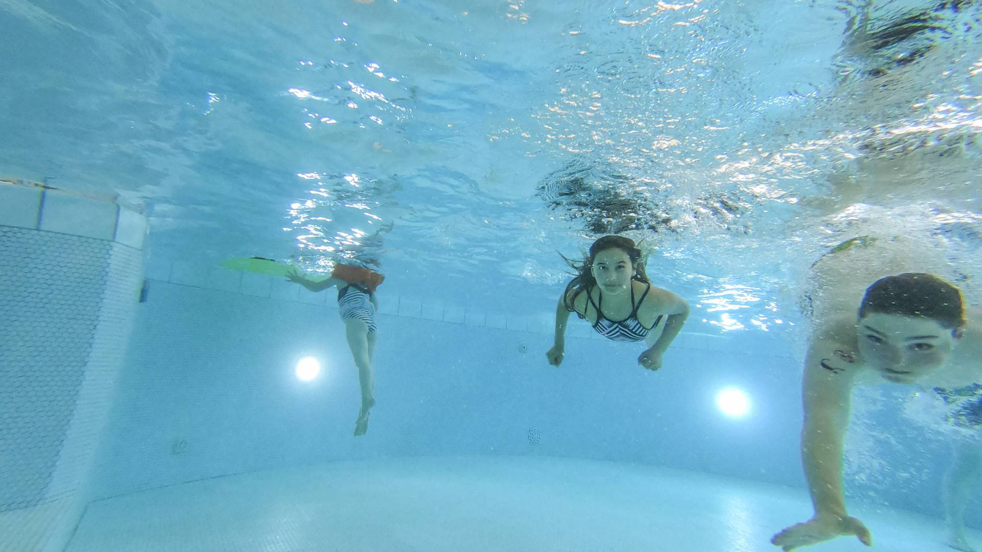 Kinder tauchen im Schwimmbad, spaßiges Unterwasserabenteuer