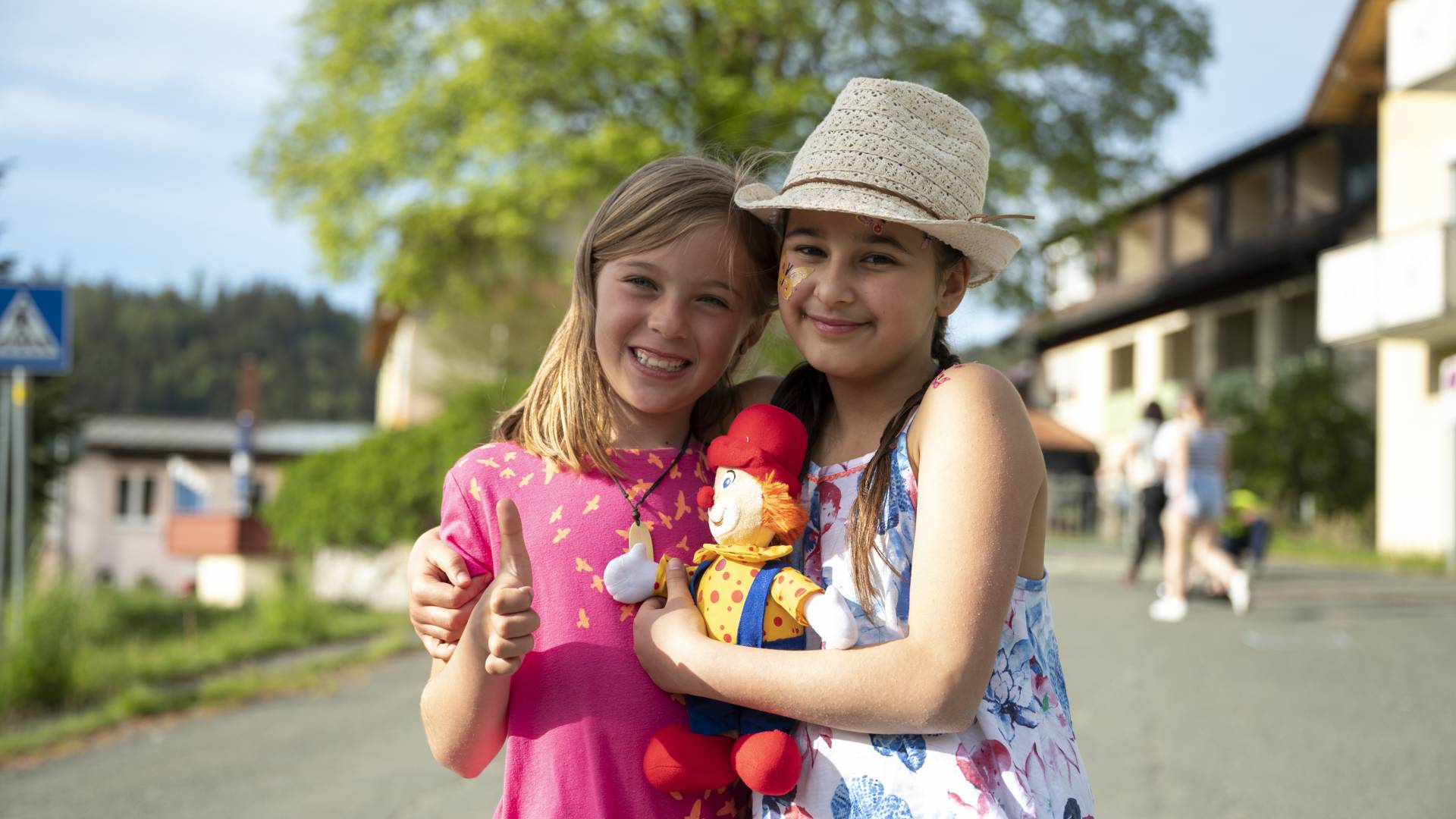 Zwei Kinder genießen den Sommer draußen