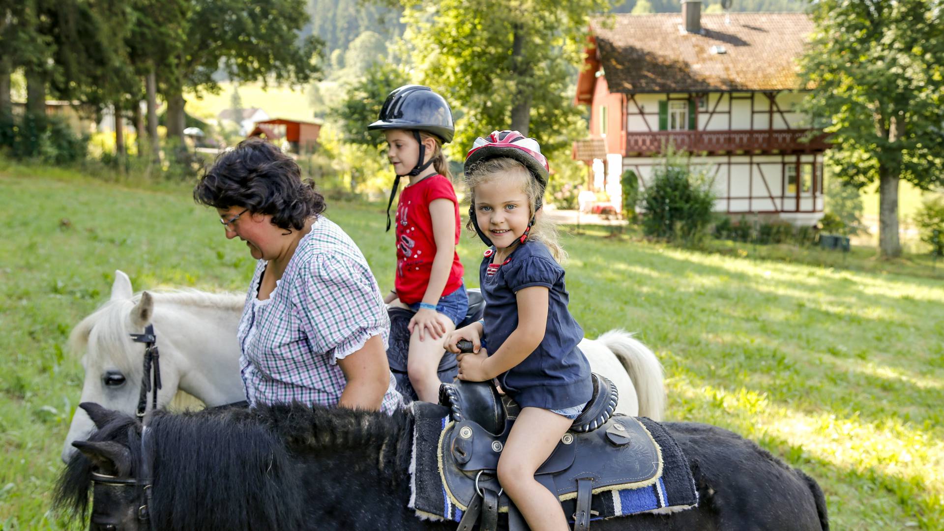 Kinder auf Ponys bei einem Reitausflug